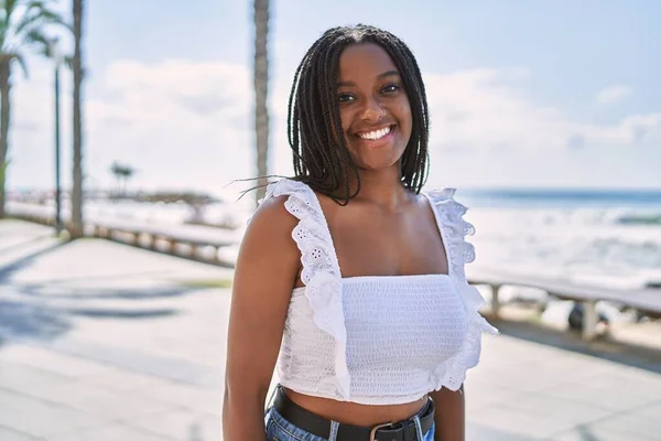 Junge Afroamerikanerin Lächelt Glücklich Der Promenade — Stockfoto