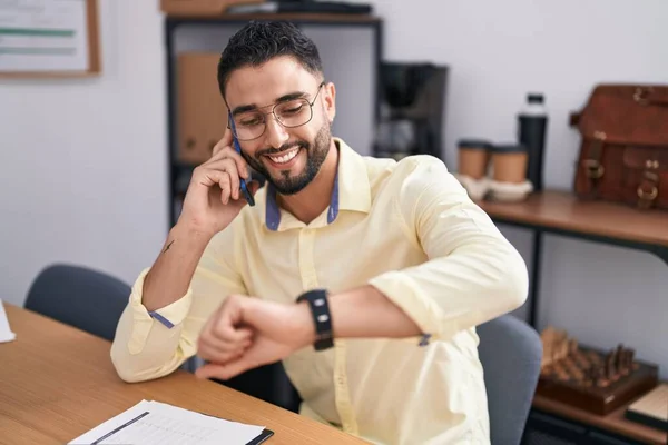 Fiatal Arab Férfi Üzleti Dolgozó Beszél Okostelefon Keres Óra Irodában — Stock Fotó