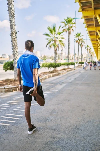 Νεαρός Ισπανός Που Τεντώνει Τους Μυς Των Ποδιών — Φωτογραφία Αρχείου