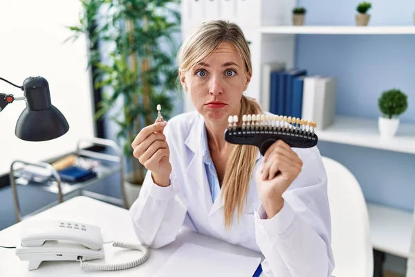 Mujer Dentista Hermosa Comparando Dientes Blanqueamiento Escéptico Nervioso Frunciendo Ceño — Foto de Stock
