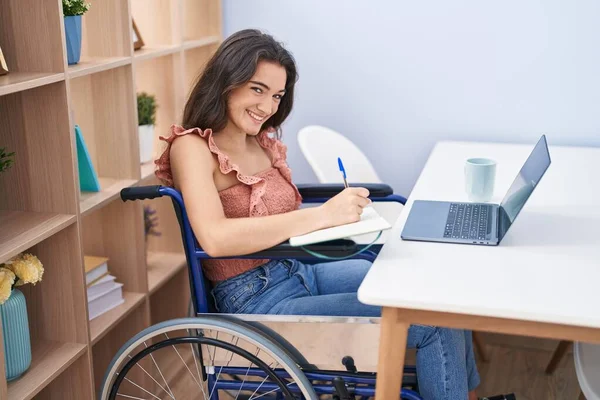 Tekerlekli Sandalyede Oturan Genç Spanyol Kadın Evde Ders Çalışıyor — Stok fotoğraf