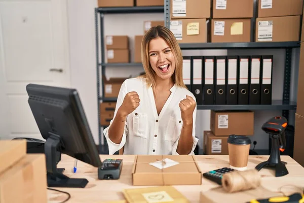 Jonge Blonde Vrouw Werken Bij Kleine Bedrijven Commerce Erg Blij — Stockfoto