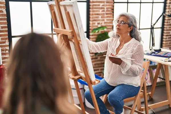 Middle Age Woman Artist Drawing Portrait Person Art Studio — Stok fotoğraf