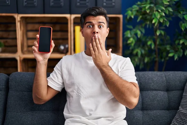 Ισπανόφωνος Άνδρας Κρατώντας Smartphone Δείχνει Κενή Οθόνη Που Καλύπτει Στόμα — Φωτογραφία Αρχείου