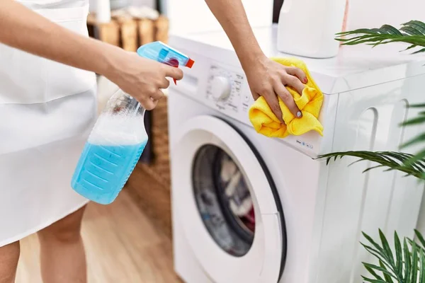 Çamaşır Odasında Çamaşır Makinesini Temizleyen Genç Spanyol Kadın — Stok fotoğraf