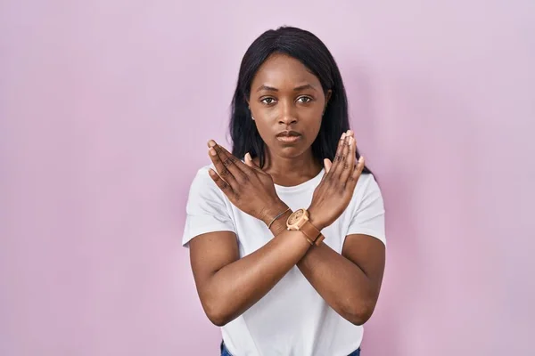 Afrikaanse Jonge Vrouw Dragen Casual Wit Shirt Afwijzing Expressie Kruising — Stockfoto