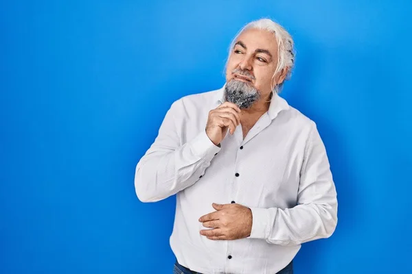 Middle Age Man Grey Hair Standing Blue Background Thinking Worried — Foto de Stock