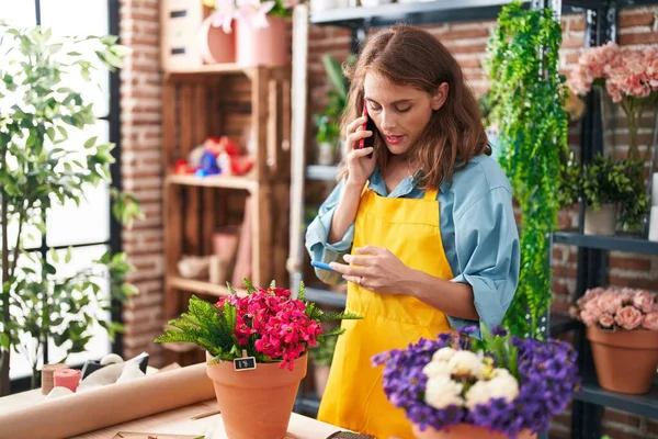 Fiatal Gyönyörű Spanyol Virágárus Beszél Okostelefonon Segítségével Touchpad Virágárus — Stock Fotó
