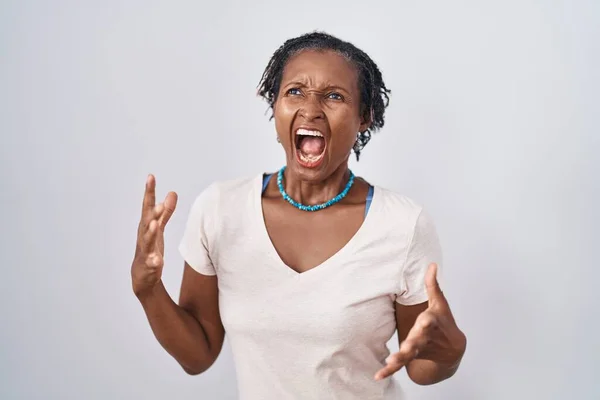 Afrikaanse Vrouw Met Dreadlocks Staan Witte Achtergrond Gek Gek Schreeuwen — Stockfoto