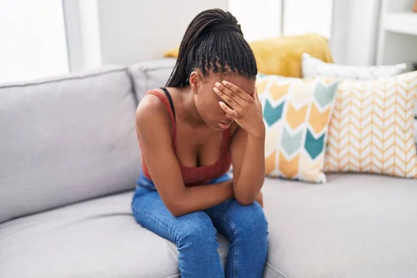 Afroamerykanka Zestresowana Siedząc Kanapie Domu — Zdjęcie stockowe