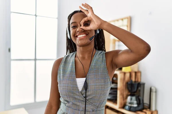 Молодая Африканская Американка Работающая Офисе Наушниках Оператора Улыбающаяся Счастливая — стоковое фото