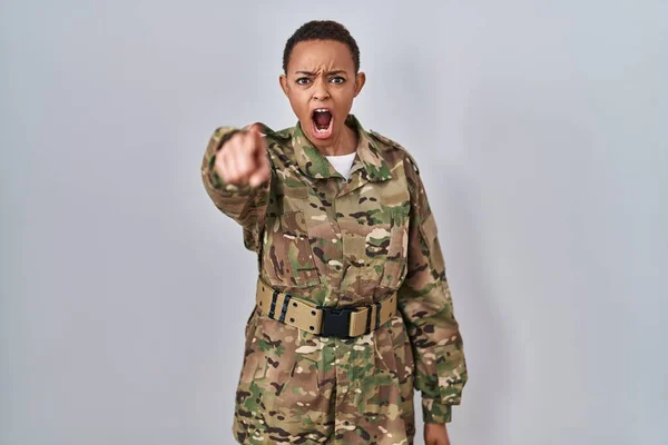 Linda Mulher Afro Americana Vestindo Uniforme Exército Camuflagem Apontando Descontente — Fotografia de Stock