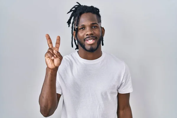Hombre Africano Con Rastas Con Camiseta Casual Sobre Fondo Blanco —  Fotos de Stock