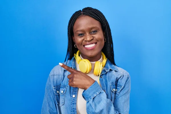 African Woman Braids Standing Blue Background Smiling Cheerful Pointing Hand — Foto Stock