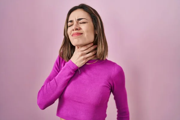 Mujer Hispana Pie Sobre Fondo Rosa Tocando Doloroso Cuello Dolor —  Fotos de Stock