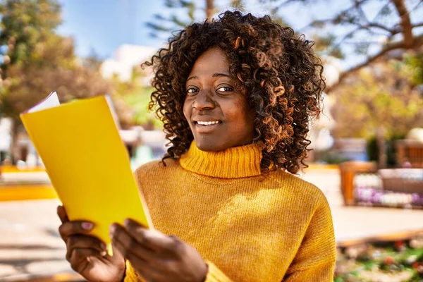 Mujer Afroamericana Sonriendo Libro Lectura Segura Parque —  Fotos de Stock