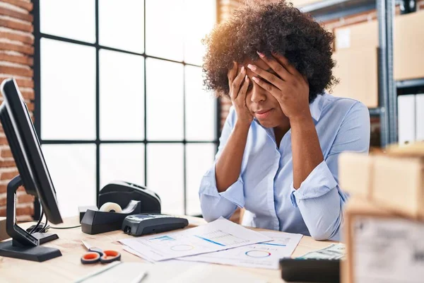 African American Woman Ecommerce Business Stressed Working Office — Stockfoto