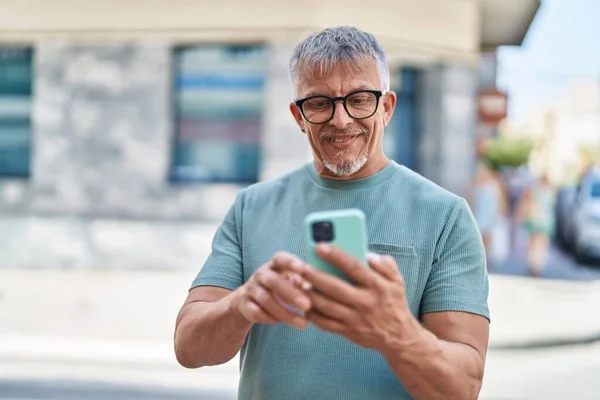 Μέση Ηλικία Γκριζομάλλης Άνθρωπος Χαμογελά Αυτοπεποίθηση Χρησιμοποιώντας Smartphone Στο Δρόμο — Φωτογραφία Αρχείου