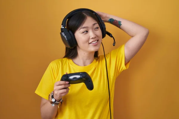 Chinesische Junge Frau Spielt Videospiel Mit Controller Lächelt Zuversichtlich Berühren — Stockfoto