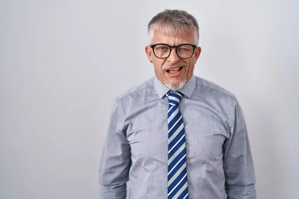 Beyaz Saçlı Gözlüklü Seksi Bir Ifadeyle Kameraya Bakan Neşeli Mutlu — Stok fotoğraf