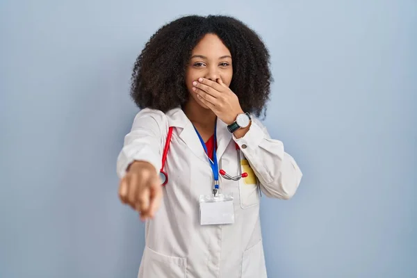 Joven Mujer Afroamericana Vistiendo Uniforme Médico Estetoscopio Riéndose Señalando Con —  Fotos de Stock