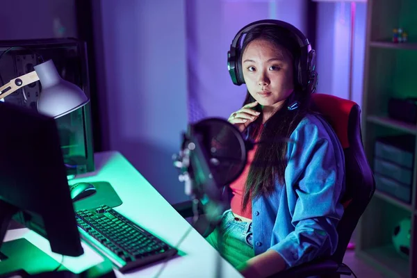 Joven Mujer China Streamer Jugando Videojuego Utilizando Computadora Sala Juegos —  Fotos de Stock