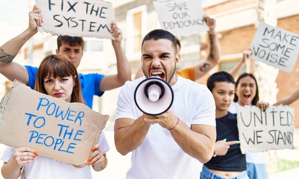 Fiatal Aktivisták Csoportja Tüntetett Bannerrel Kezében Hangosbeszélőt Használt Városban — Stock Fotó
