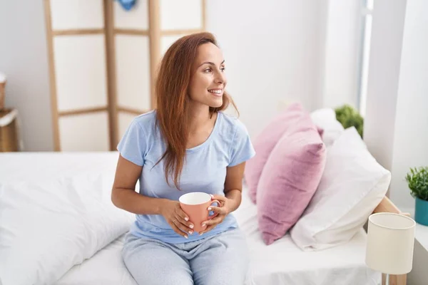 Genç Bir Kadın Yatak Odasında Bir Fincan Kahve Içiyor — Stok fotoğraf