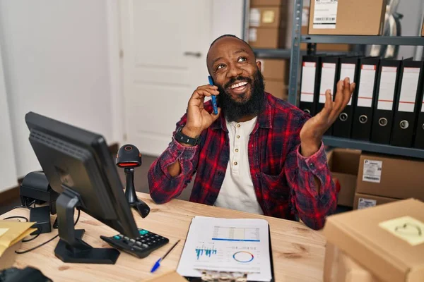 Ung Afrikansk Amerikansk Man Handel Företagare Talar Smartphone Kontoret — Stockfoto