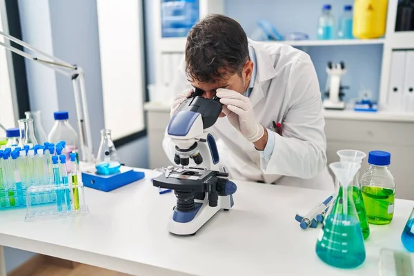 Jovem Cientista Hispânico Usando Microscópio Laboratório — Fotografia de Stock