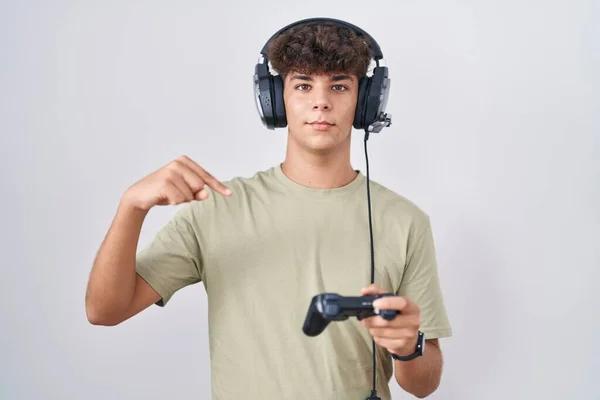 Hispanischer Teenager Der Videospiel Spielt Und Controller Der Hand Hält — Stockfoto