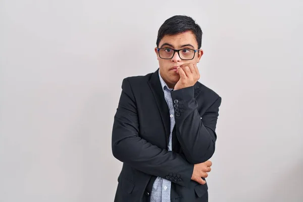 Hombre Hispano Joven Con Síndrome Que Usa Estilo Negocio Que — Foto de Stock