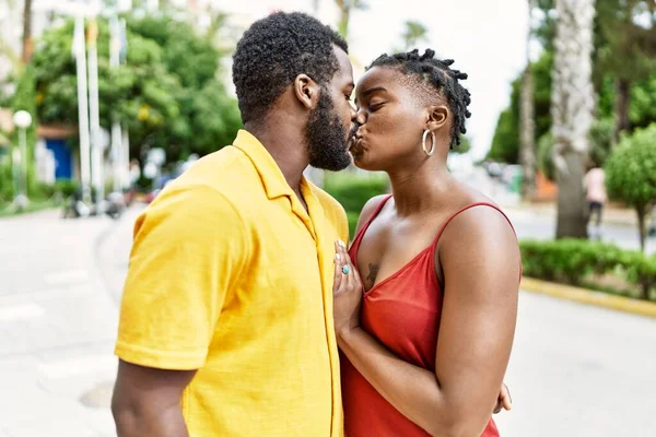 Jeune Couple Américain Afircan Étreignant Embrassant Debout Ville — Photo