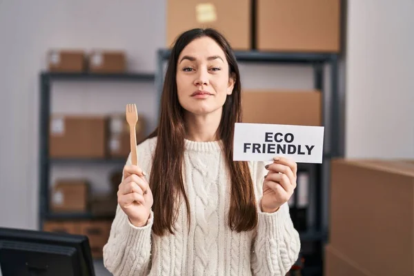 Junge Brünette Frau Die Umweltfreundlichen Commerce Arbeitet Entspannt Mit Ernstem — Stockfoto