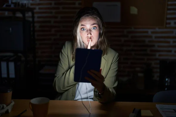 Sarışın Beyaz Bir Kadın Geceleri Ofiste Çalışıyor Parmakları Dudaklarında Sessiz — Stok fotoğraf
