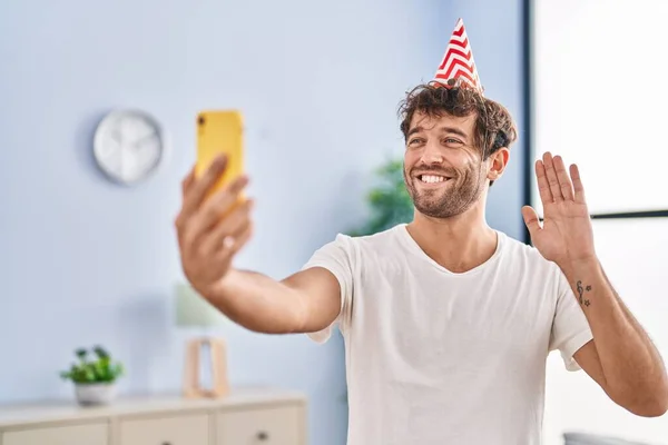 Doğum Günü Şapkası Takan Spanyol Genç Adam Akıllı Telefonuyla Video — Stok fotoğraf