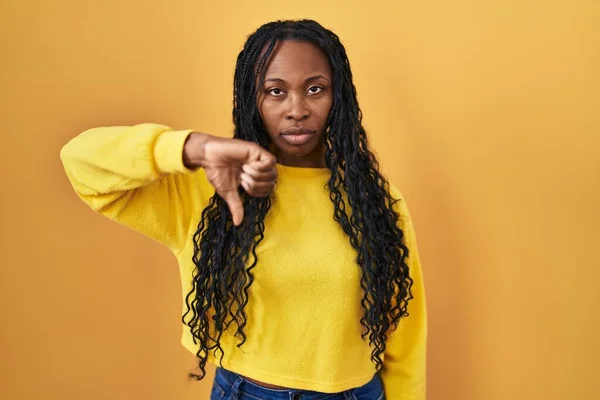 African Woman Standing Yellow Background Looking Unhappy Angry Showing Rejection — Stock Photo, Image