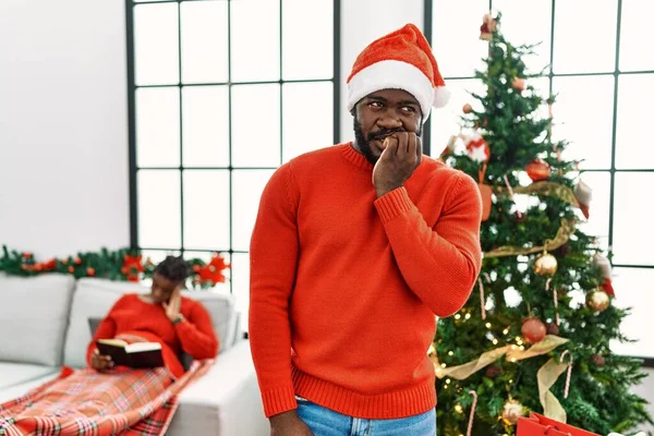 Jovem Homem Afro Americano Junto Árvore Natal Olhando Estressado Nervoso — Fotografia de Stock