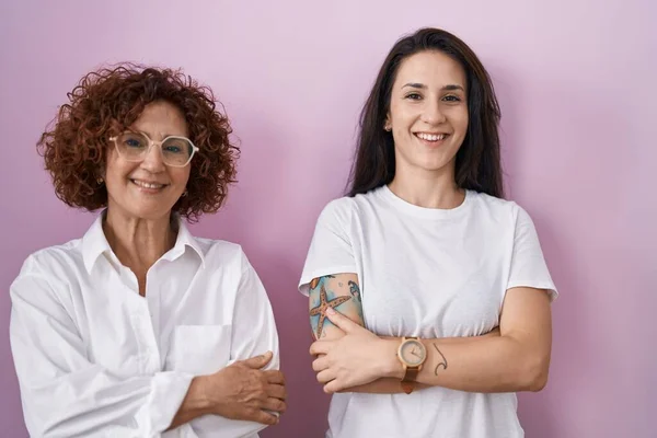 Spaanse Moeder Dochter Dragen Casual Wit Shirt Roze Achtergrond Vrolijk — Stockfoto