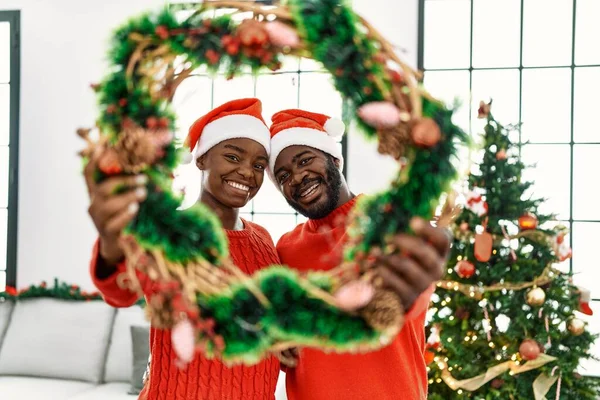 Jovem Casal Afro Americano Sorrindo Feliz Segurando Decoração Natal Casa — Fotografia de Stock