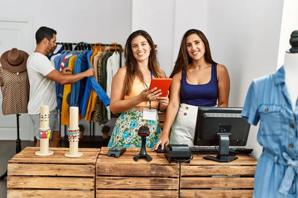 Jóvenes Comerciantes Hispanos Sonriendo Felices Trabajando Usando Touchpad Tienda Ropa —  Fotos de Stock