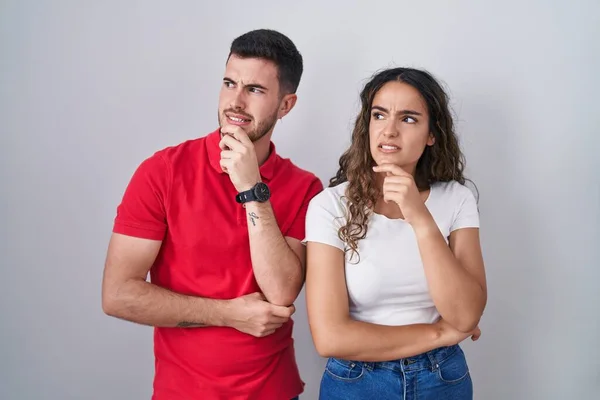 Unga Latinamerikanska Par Står Över Isolerade Bakgrund Tänkande Orolig För — Stockfoto