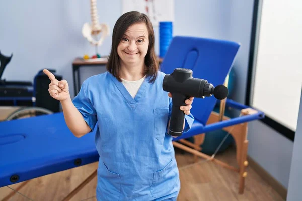 Menina Hispânica Com Síndrome Segurando Arma Muscular Clínica Fisioterapia Sorrindo — Fotografia de Stock