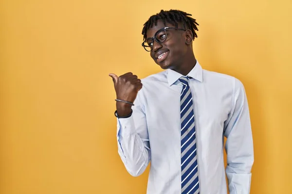 Hombre Africano Con Rastas Pie Sobre Fondo Amarillo Sonriendo Con — Foto de Stock