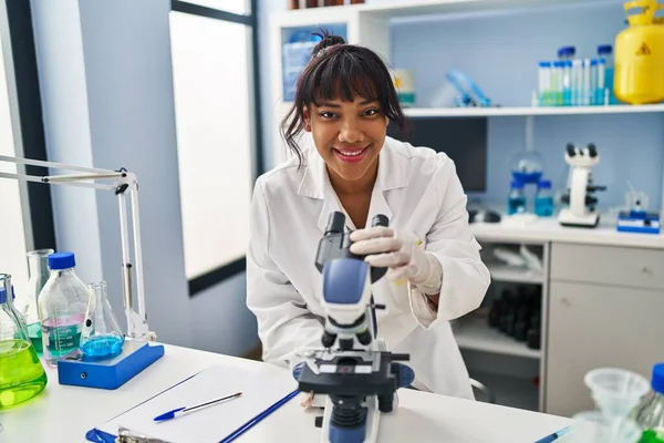 Giovane Bella Scienziata Latina Sorridente Fiduciosa Utilizzando Microscopio Laboratorio — Foto Stock