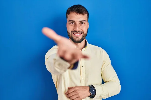 Bonito Hispânico Homem Sobre Fundo Azul Sorrindo Alegre Oferecendo Palma — Fotografia de Stock