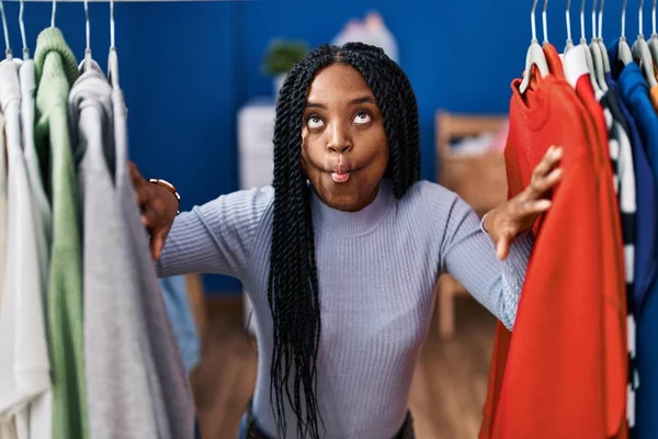 Mujer Afroamericana Buscando Ropa Perchero Haciendo Cara Pez Con Boca —  Fotos de Stock