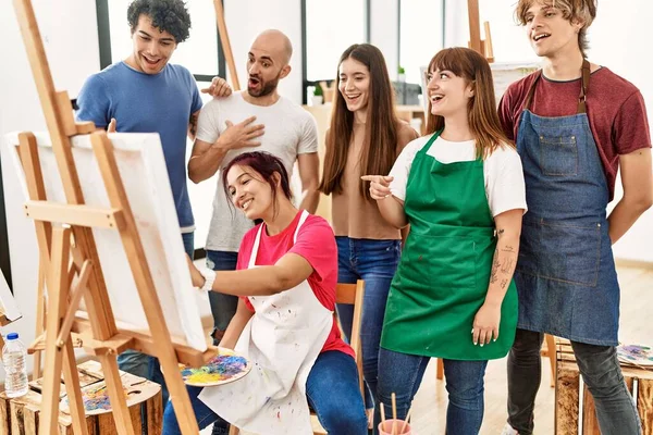 Grupo Jóvenes Estudiantes Pintura Sonriendo Feliz Mirando Dibujo Pareja Estudio —  Fotos de Stock