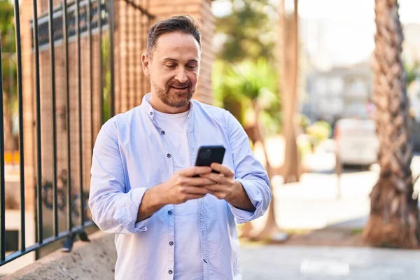 Young Caucasian Man Smiling Confident Using Smartphone Street — Stock Photo, Image