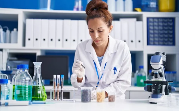 Молода Жінка Вчений Тримає Пінцет Стоячи Лабораторії — стокове фото